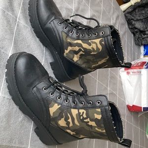 Size 7 canvas combat boots